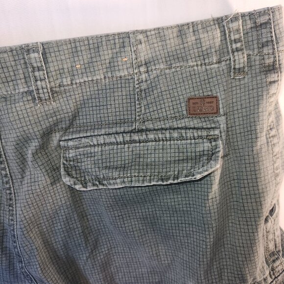 IZOD quality long Cargo shorts, Green checked in size 38 - Picture 13 of 16